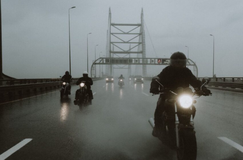  3 dicas para pilotar moto na chuva